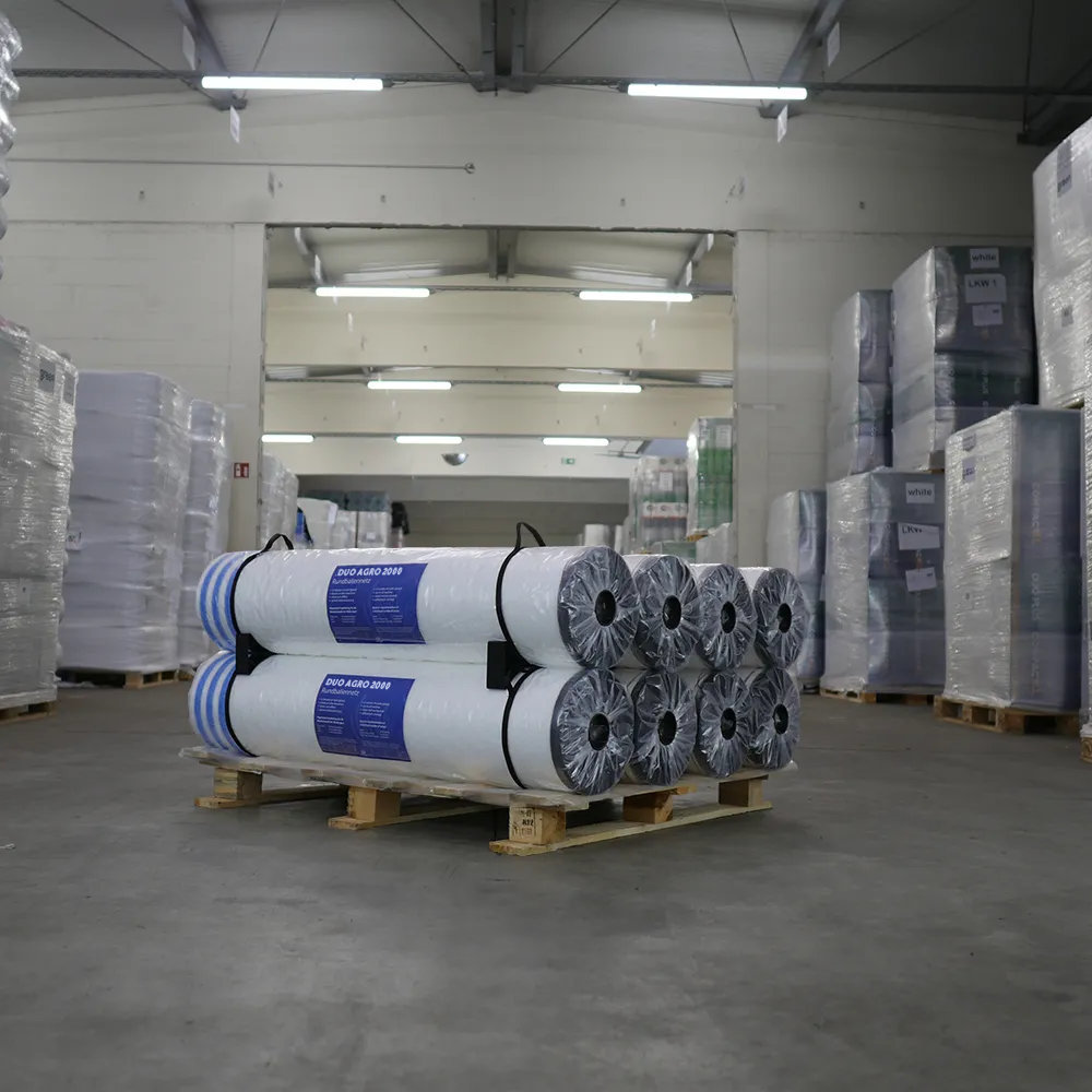 8 Rollen 2000 m Rundballennetz von DUO AGRO, robust und reißfest, für zuverlässige Ballenwicklung.